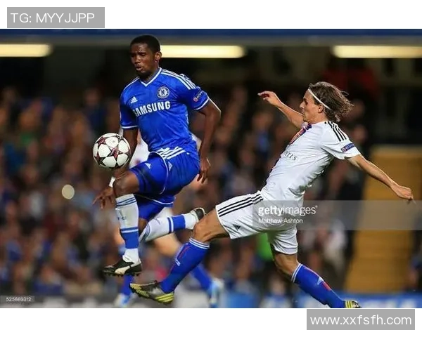 美女偶遇足球球星现场狂喜 亲密互动引发粉丝热议