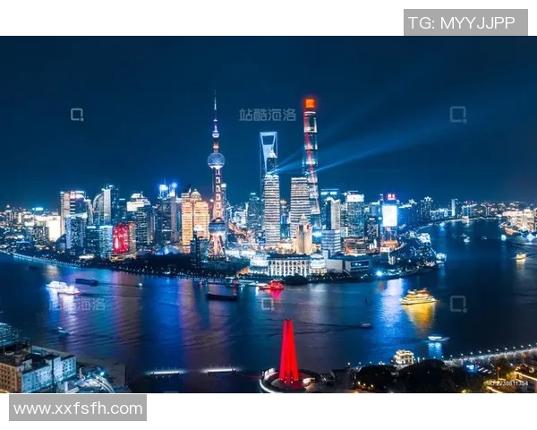 足球巨星凝望璀璨上海夜景感受都市魅力与梦想交汇瞬间
